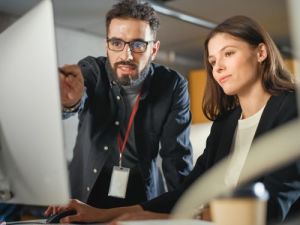 wetenschappelijke vertalingen skrivanek een vrouw en een man werkend aan een computer