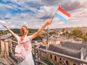 Femme avec le drapeau luxembourgeois Langue parlée au Luxembourg skrivanek