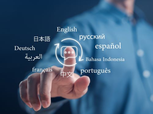 Homme d affaires touchant a la traduction virtuelle ou a la traduction sur l application mobile Combien de langues dans le monde Agence de traduction Paris