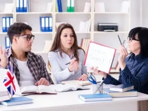 Cours d anglais avec une professeure et deux etudiants langue la moins parlee au monde Agence de traduction Paris