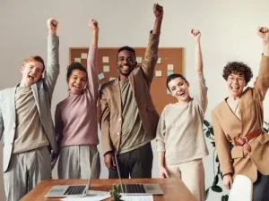 Groupe de collegues celebrant au bureau langue la moins parlee au monde Agence de traduction Paris